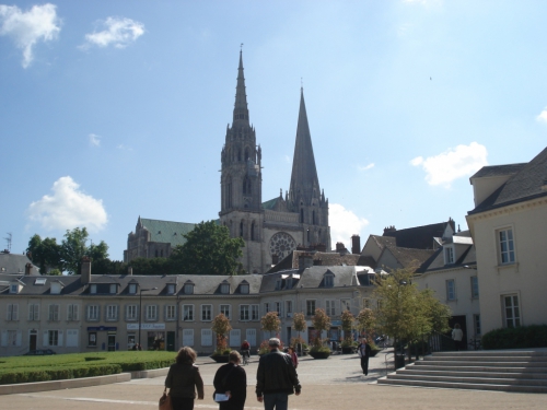 Place-du-Châtelet-Chartres.jpg